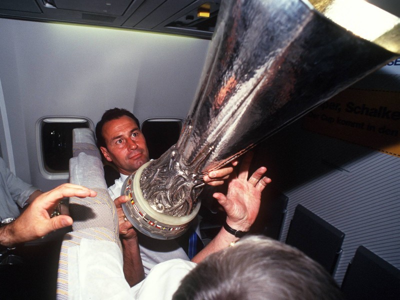 Rumdaddeln mit dem Pokal? Gehörte für Schalke schon 1997 zum Programm. Hier mit Huub Stevens.