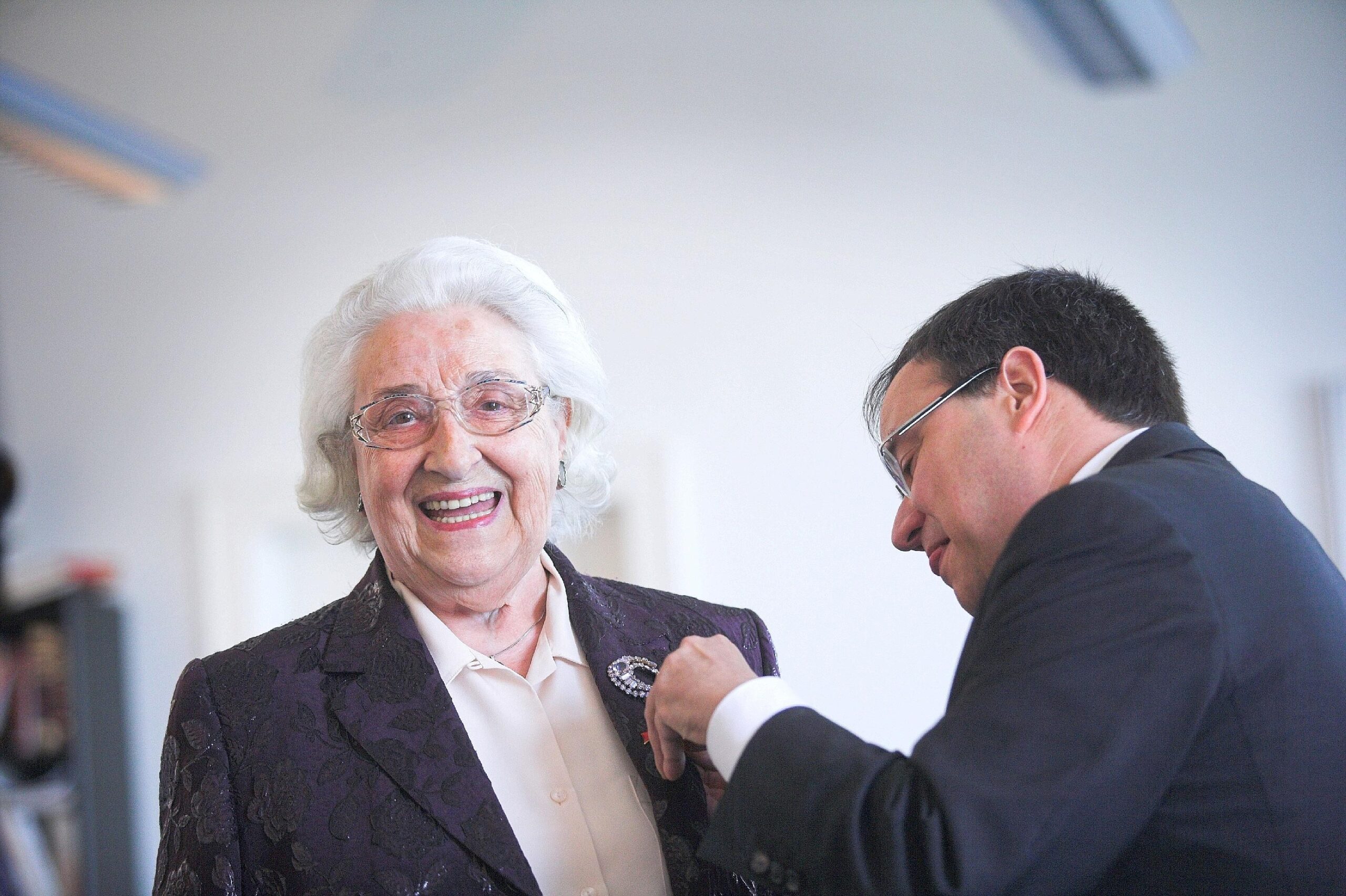Anneliese Brost bekommt vom ehemaligen Minister Armin Laschet das Verdienstkreuz erster Klasse des Verdienstordens der Bundesrepublik Deutschland. Foto: Jakob Studnar