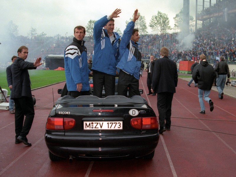 Einen Wermutstropfen bei den Schalker Feierlichkeiten im Mai 1997 gab es dann doch: Schau dir dieses Kennzeichen beim Autokorso im Parkstadion an.