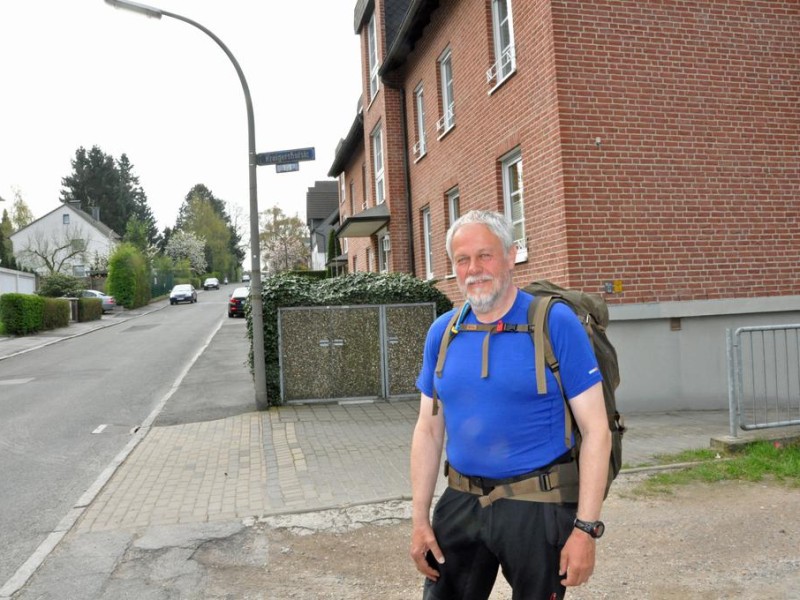 In der Kreigershofstraße in Kirchhörde ist Werner Bach aufgewachsen. Nur wenige Häuser entfernt, bei einem alten Schulfreund, legte er am Donnerstag einen Ruhetag ein.