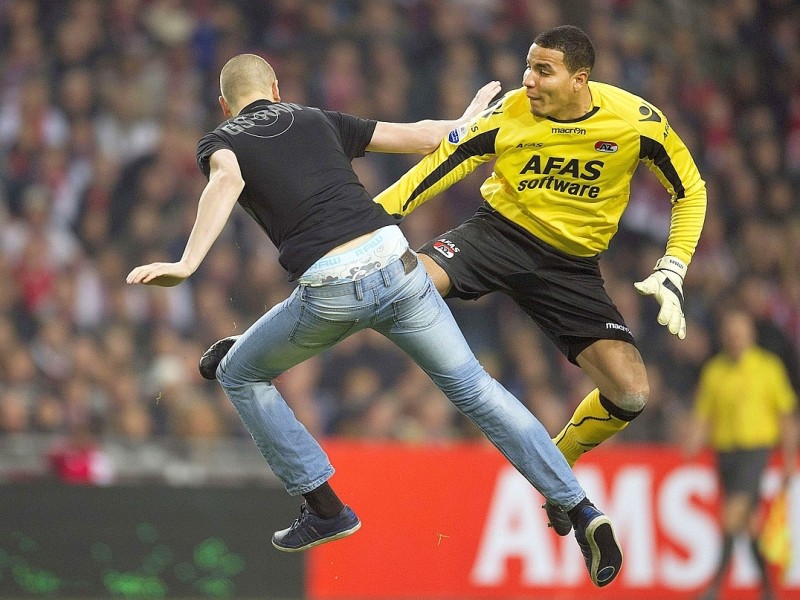 Ein ungewöhnliches Foul leistete sich der Schlussmann des niederländischen Erstligisten AZ Alkmaar. Im Pokalspiel wurde Torwart Esteban Alvaredo von einem 19-jährigen Hooligan angegriffen. Doch er wehrte sich und ....