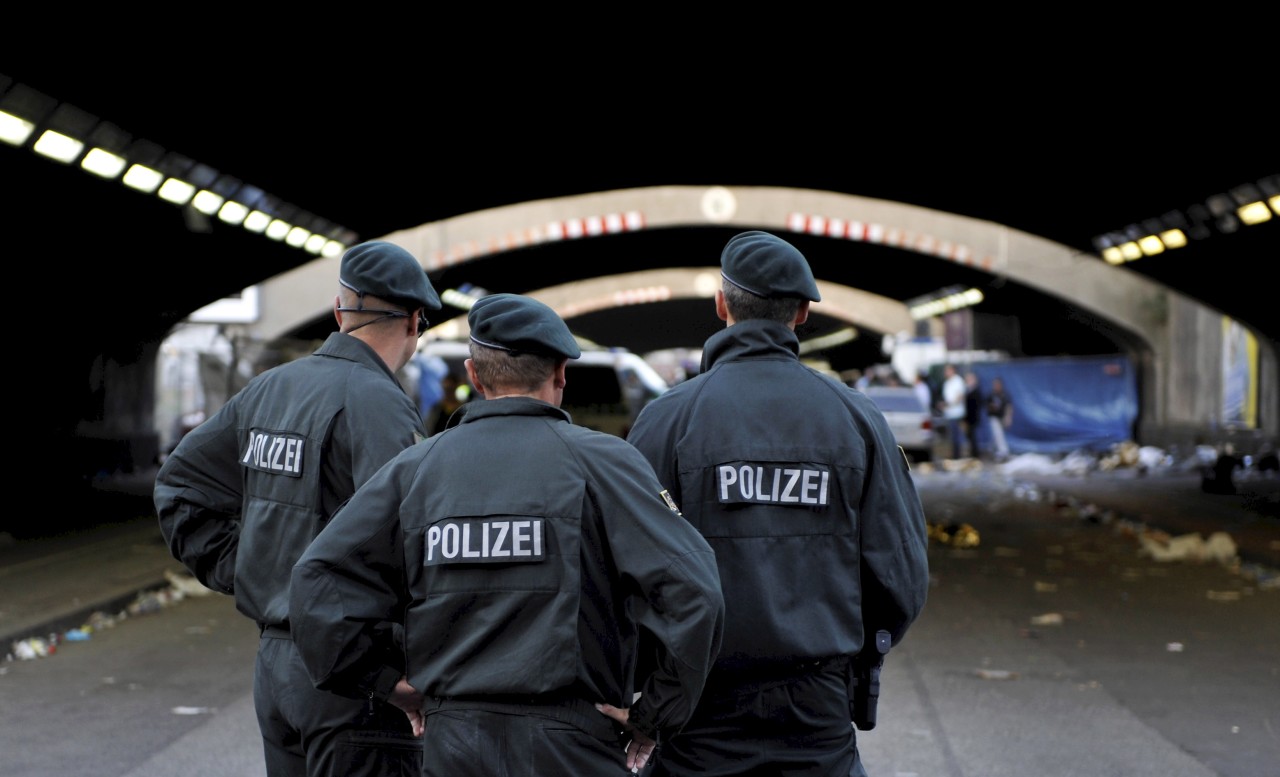 Polizisten stehen im Tunnel am Tag der Katastrophe.