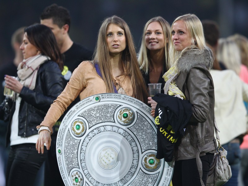 Die Frauen und Freundinnen der Meisterspieler von Borussia Dortmund feierten mit ihren Männern nach dem Schlusspfiff die Titelverteidigung.