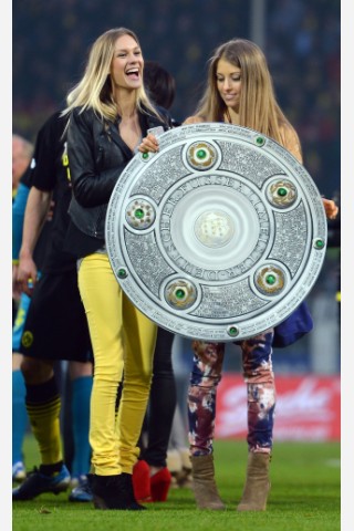 Cathy und Lisa mit Meisterschale.