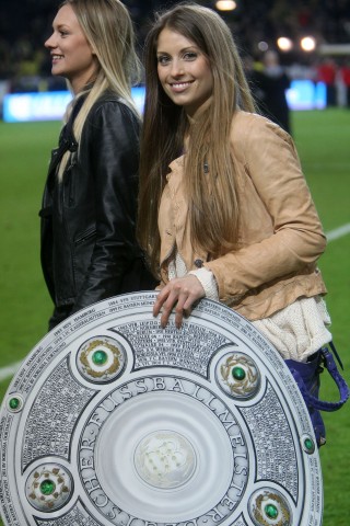 Cathy und Lisa mit Meisterschale.