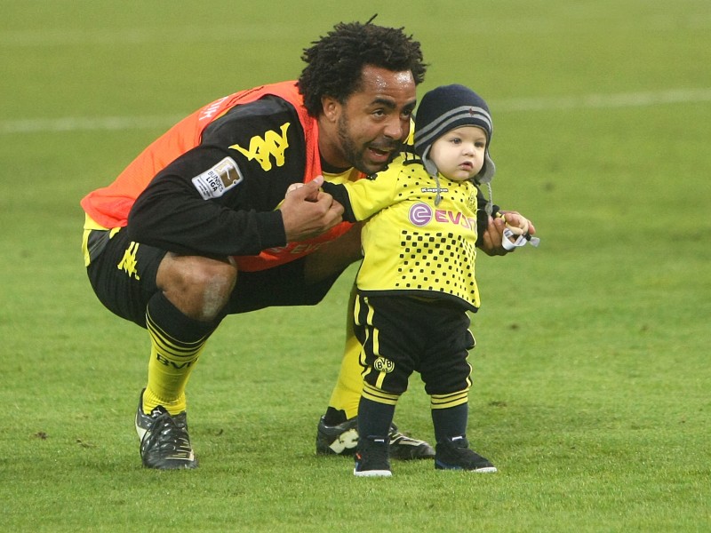Patrick Owomoyela mit seinem Sohn.