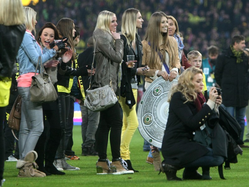 Die Frauen und Freundinnen der Meisterspieler von Borussia Dortmund feierten mit ihren Männern nach dem Schlusspfiff die Titelverteidigung.