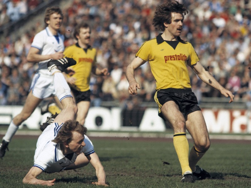Platz 5 - 17 Jahre, 7 Monate, 5 Tage: Je ein mal wurde Uwe Höfer nach Herne und Karlsruhe verliehen, bevor er 1980 Schalke endgültig den Rücken zukehrte. In nur zehn Erstligapartien für die Schalker kam er immerhin gegen den Rivalen aus Dortmund zum Zug. Hier setzt er sich per Flugkopfball gegen Miroslav Votava durch.