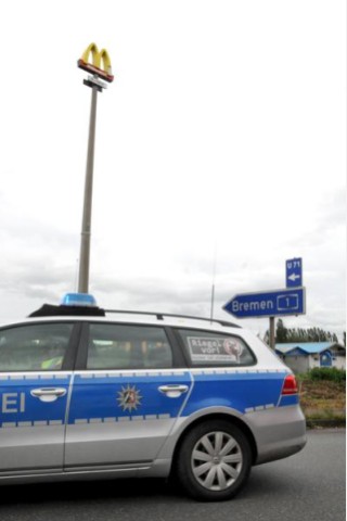 Die Polizei sperrte die Auffahrt auf die A1 nach Bremen (und die Abfahrt aus Richtung Westhofener Kreuz) für etwa anderthalb Stunden.