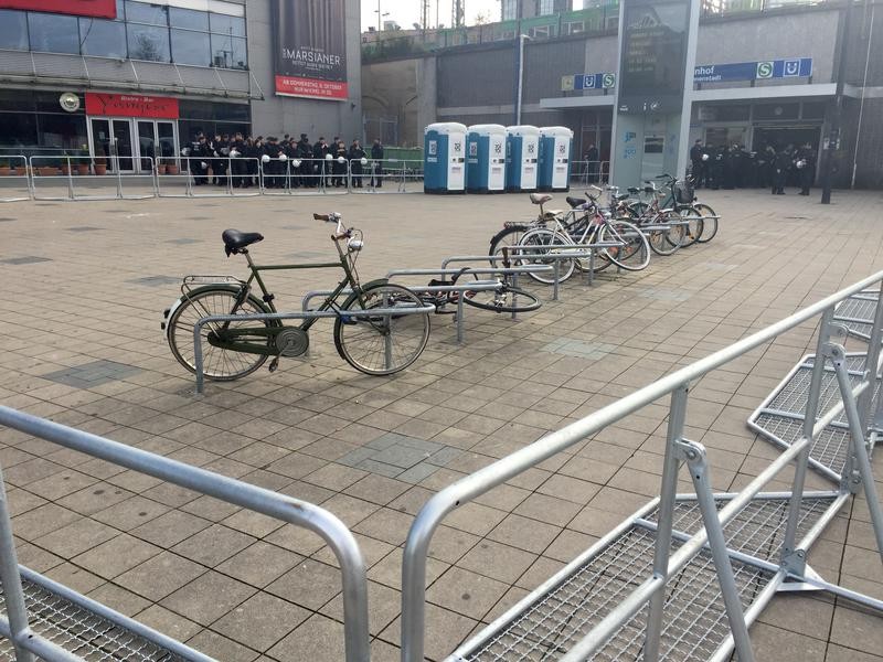 Der Aufwand, den die Polizei für die Sicherheit vor dem Derby in der Stadt betreibt, ist enorm hoch.