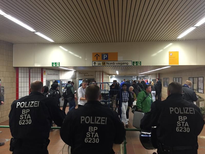 Der Aufwand, den die Polizei für die Sicherheit vor dem Derby in der Stadt betreibt, ist enorm hoch.
