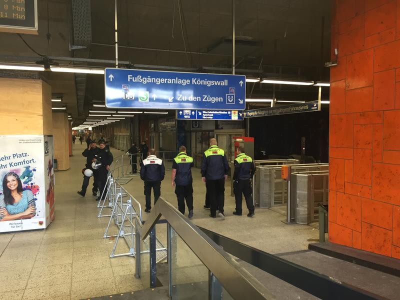 Der Aufwand, den die Polizei für die Sicherheit vor dem Derby in der Stadt betreibt, ist enorm hoch.