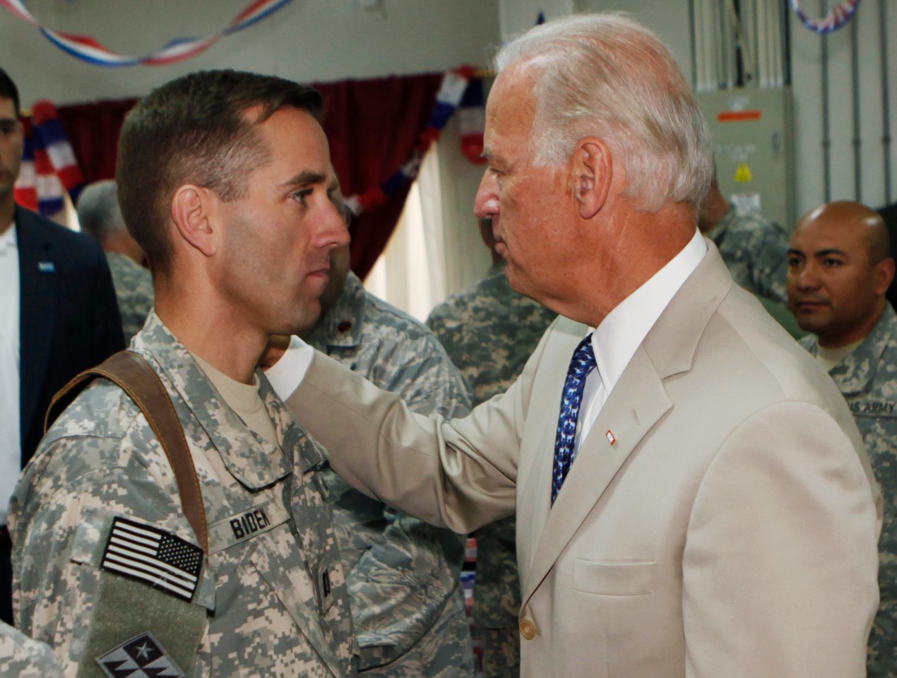 Joe Biden und sein 2015 verstorbener Sohn Beau, hier im Irak 2009. 