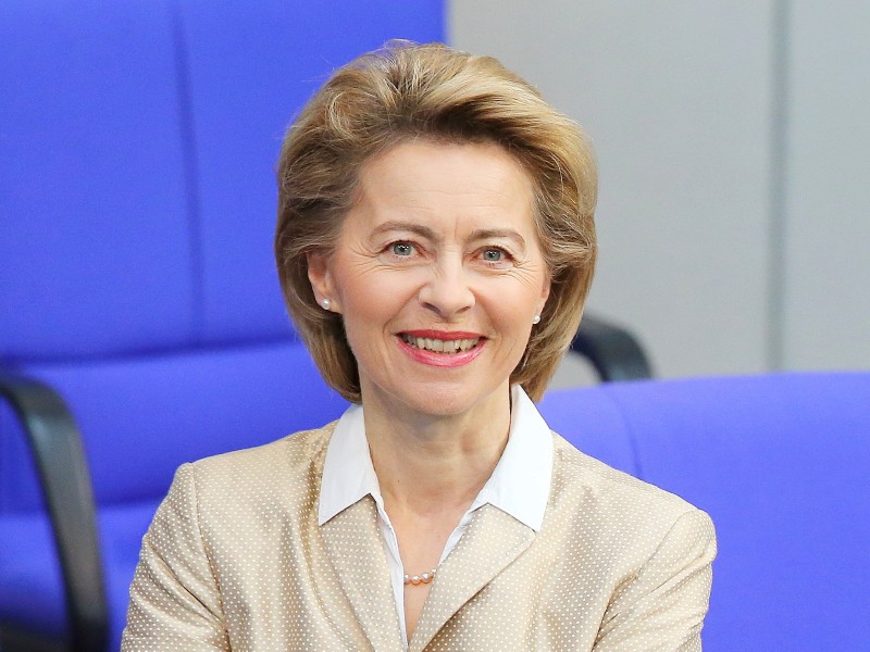 Ursula von der Leyen (CDU) bleibt Bundesverteidigungsministerin. Sie ist eine von drei Frauen aus der sechsköpfigen CDU-Ministerriege.