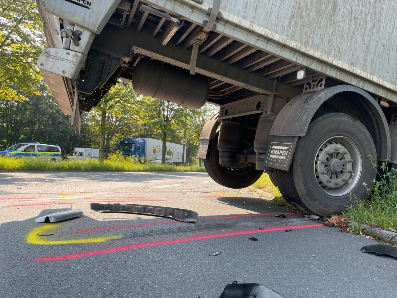 Dortmund: Ein Lkw muss aus dem Graben gezogen werden. 