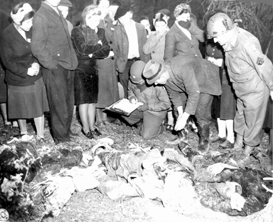 US-amerikanische Offiziere und ehemalige Zwangsarbeiter versuchen am 3. Mai 1945 in Suttrop bei Warstein die Identität ermordeter Personen zu ermitteln. (Foto: Ralf Blank)