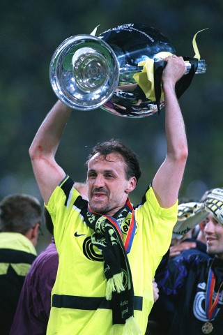 Jürgen Kohler reckt 1997 die Champions League-Trophäe in die Höhe.