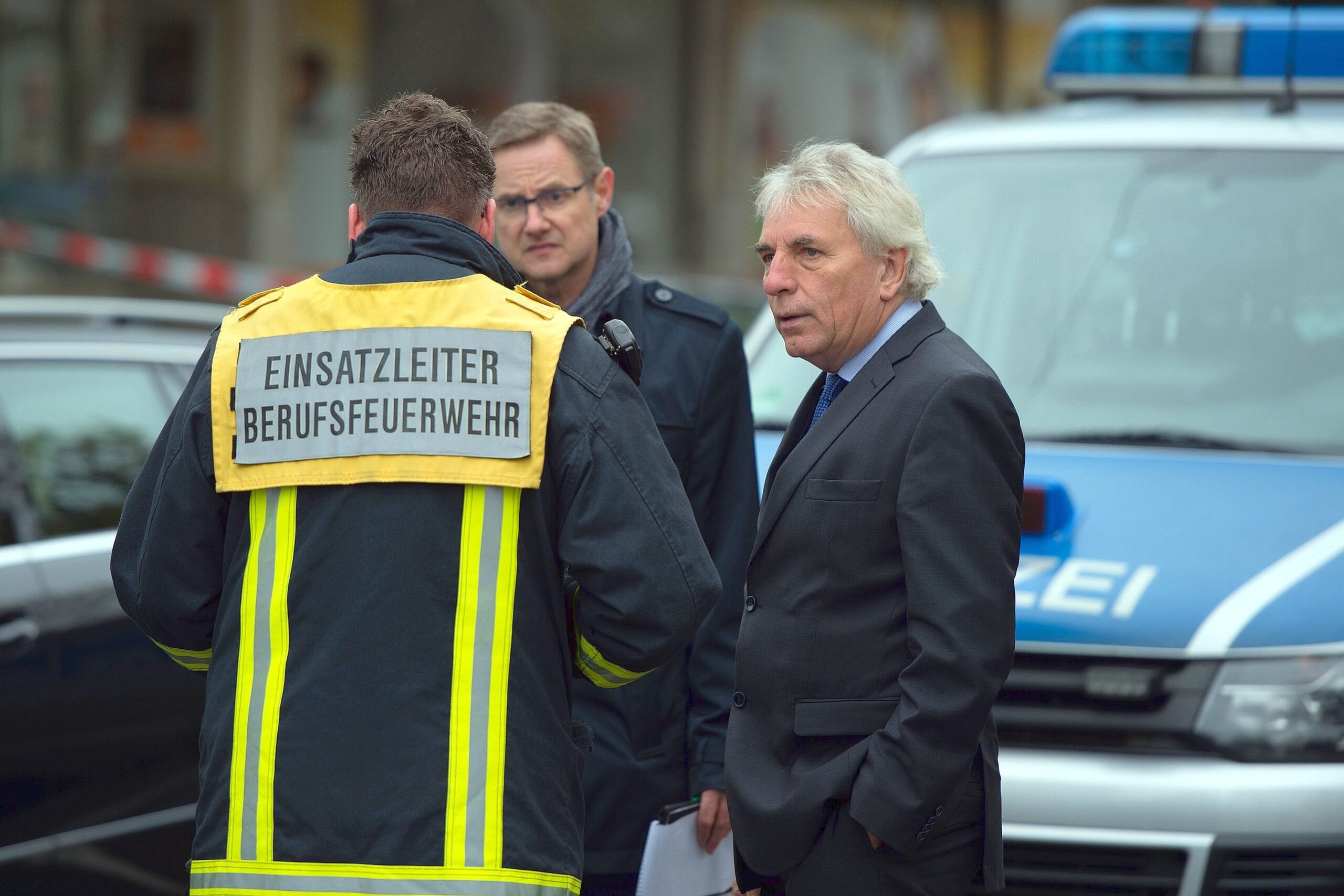 Der Kölner Oberbürgermeister Jürgen Roters (SPD, re.) informierte sich nach dem Attentat am Tatort.