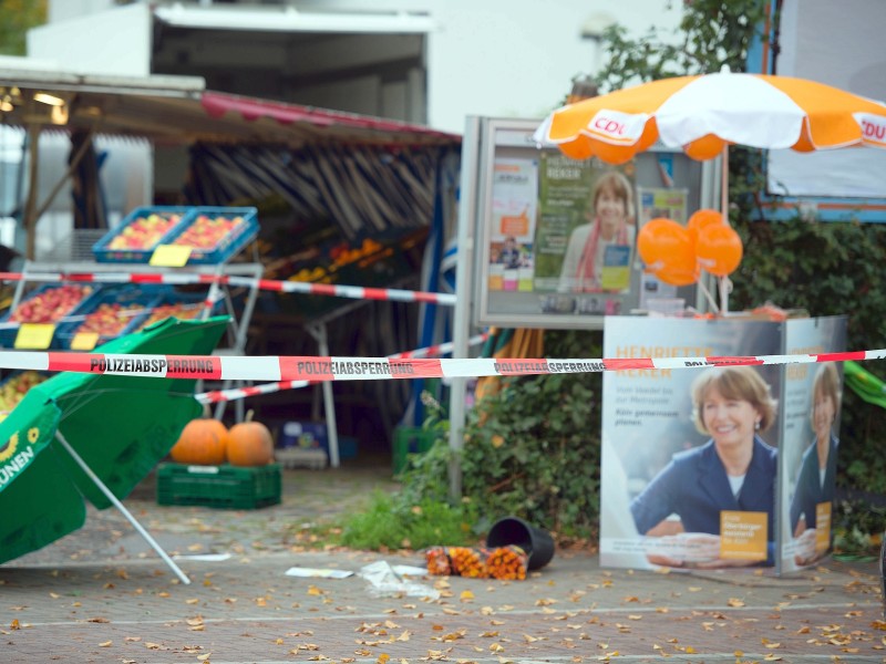Augenzeugen schilderten dramatische Szenen: Helfer hätten versucht, den Täter mithilfe von Partei-Sonnenschirmen zu überwältigen, die an dem CDU-Wahlkampfstand aufgestellt waren.