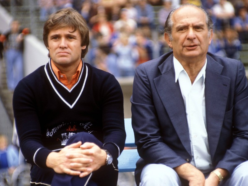Platz 9 - 650 Tage: Einen Titel holte Friedel Rausch mit den Königsblauen nie. Ob Manager Emil Östreicher (rechts) und er deswegen so griesgrämig gucken?