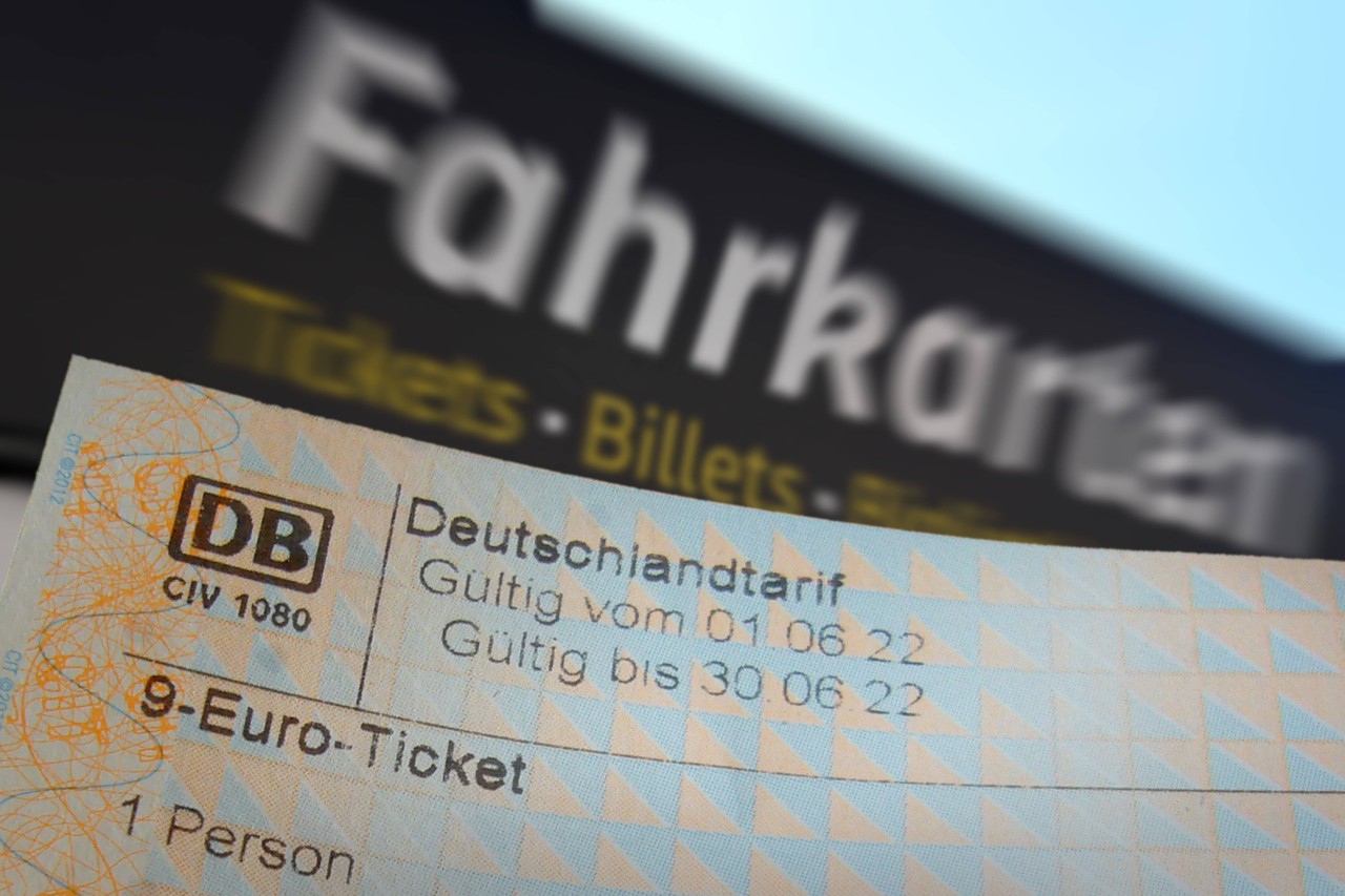 Das 9-Euro-Ticket ist derzeit in aller Munde. Jetzt tauchte ein völlig überteuertes Ebay-Angebot auf (Symbolfoto).