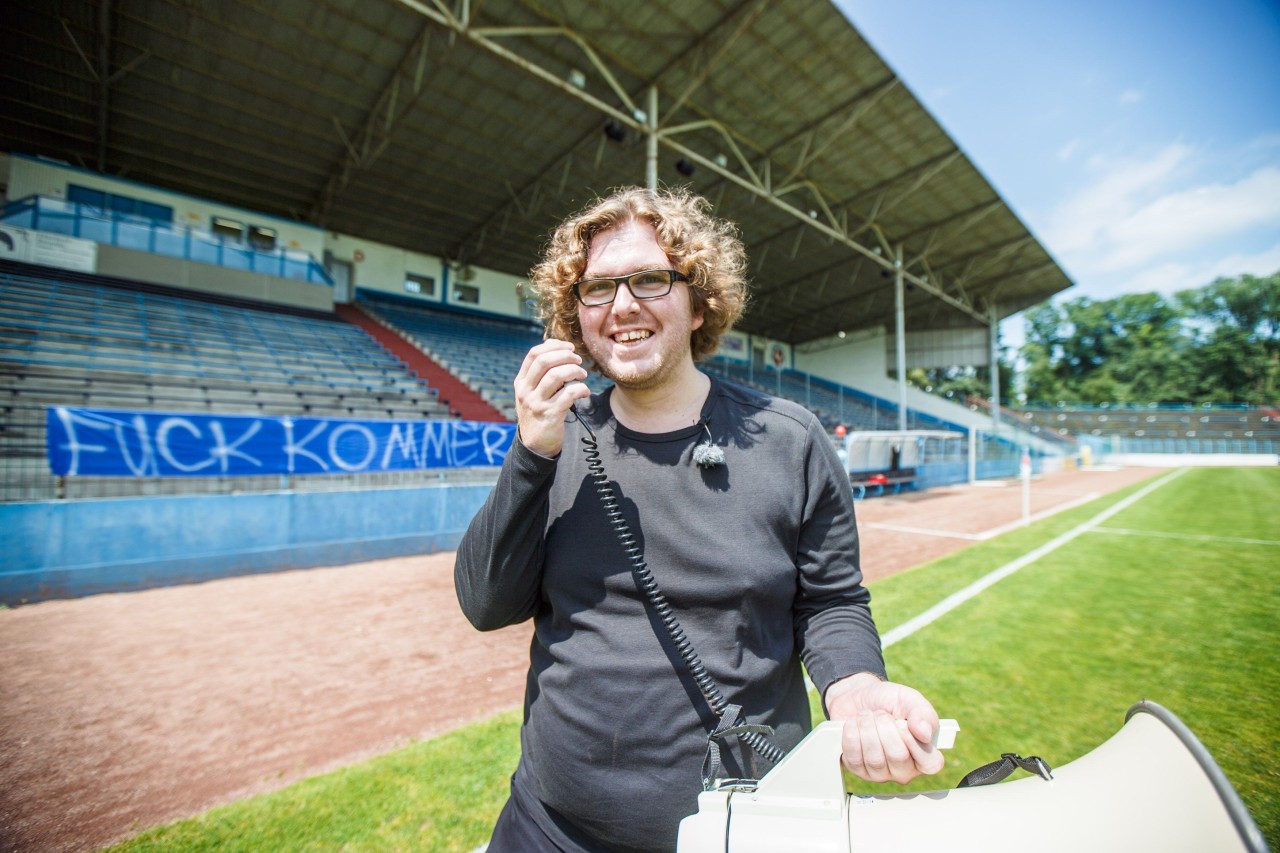 Gerrit Starczewski organisiert auch das Naked Fußball in kleinen Stadien im Ruhrgebiet. Eine Aktion gegen den kommerziellen Fußball.