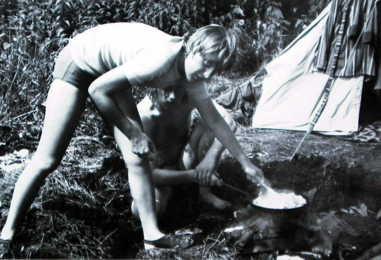 Die junge Angela Merkel, damals noch Kasner, im Juli 1973 beim Camping. 
