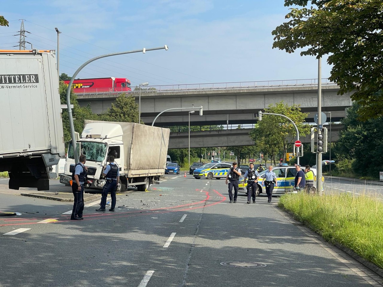 Dortmund: Zwei Lkws sind zusammengeprallt. 