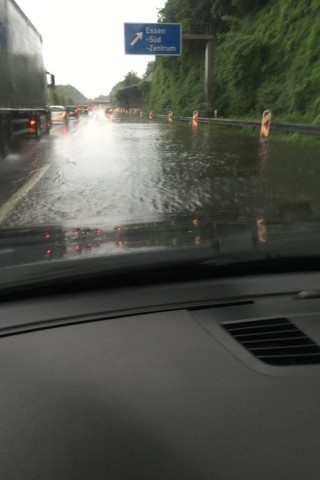 Die Straßen sind dem Starkregen vielerorts nicht gewachsen. Hier etwa die A40,...