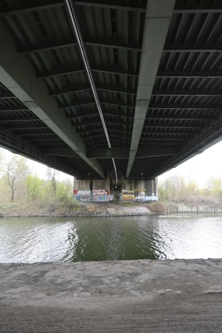 Bei Überprüfungen ist festgestellt worden, dass sich die Brücke durchbiegt.