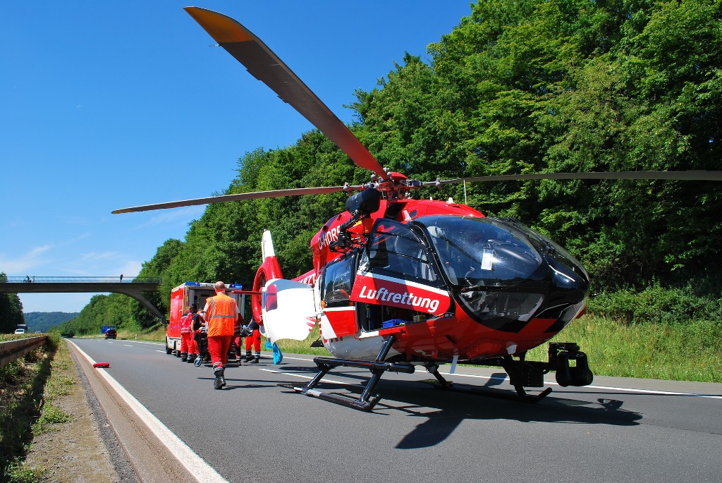 Ein Rettungshubschrauber nach dem Unfall auf der A46 in NRW.