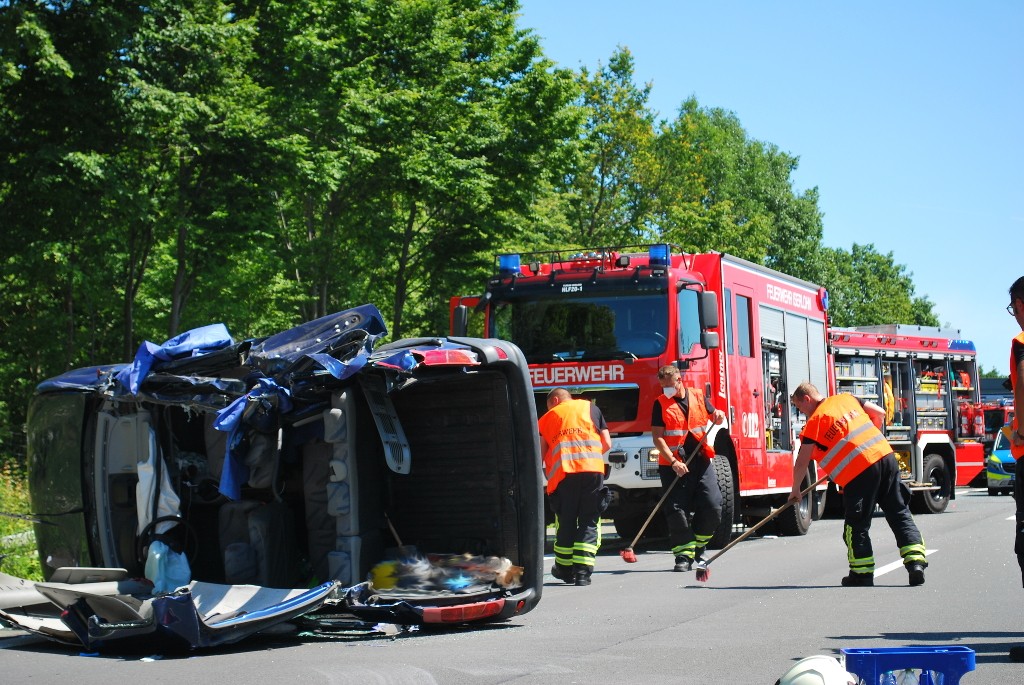 Nach dem Horror-Unfall auf der A46 in NRW ist vom Auto nur noch ein Wrack übrig.