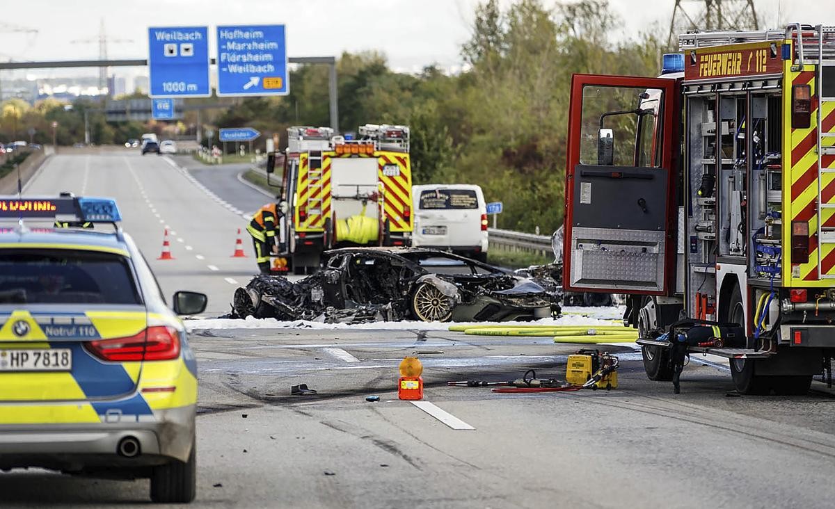Zurückblieben zwei ausgebrannte Autowracks auf der A66. Eine Frau (71) kam ums Leben.