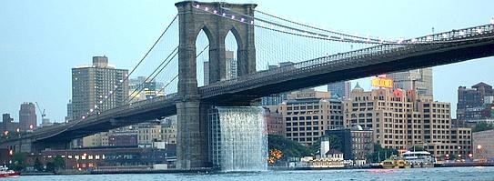 An der Brooklyn Bridge in New York City fließt Wasser von der Kunstinstallation The New York City Waterfalls (Die New York Wasserfälle). 