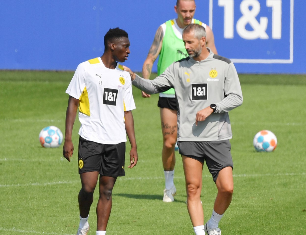 Trainer Marco Rose gibt seinem neuen Schützling Abdoulaye Kamara erste Instruktionen beim Training. 