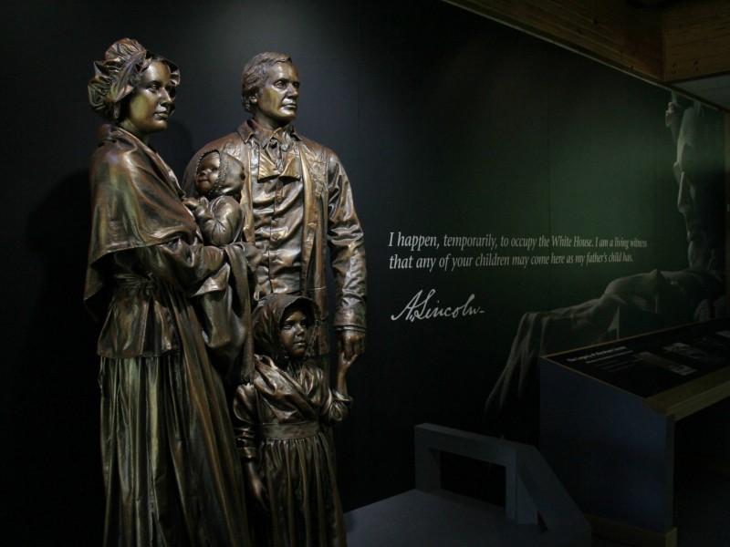 Die ehemaligen Bewohner der Farm Sinking Spring in Hodgenville im US-Bundesstaat Kentucky: Abraham Lincoln auf dem Arm seiner Mutter Nancy Hanks Lincoln neben seinem Vater Thomas und seiner Schwester Sarah. Zu sehen ist die Statue im Besucherzentrum der Farm.