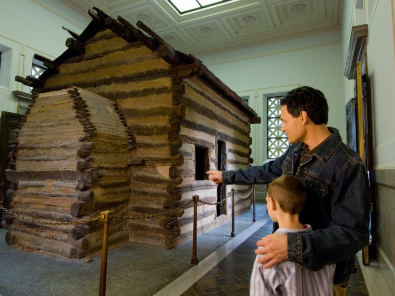 In so einer Holzhütte wurde Abraham Lincoln geboren. Zu sehen ist das Ausstellungsstück in einer prächtigen Steinhalle am Geburtsort des US-Präsidenten in Kentucky.