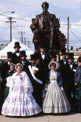 In Kostümen aus der Zeit Abraham Lincolns gedenkt seine Geburtsstadt Hodgenville in Kentucky regelmäßig dem berühmten US-Präsidenten - zum 150. Todestag finden jedoch keine Events statt.