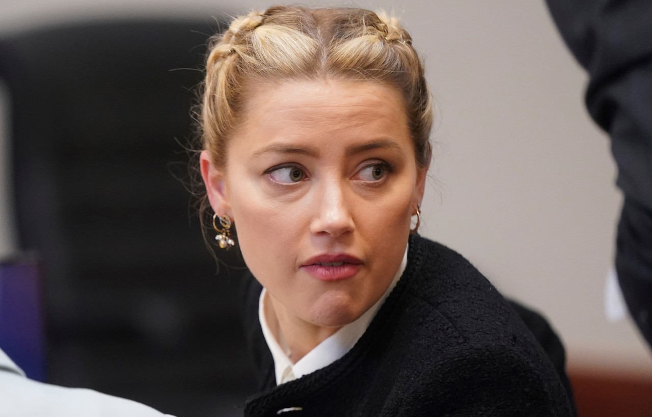 Nach der Urteilsverkündung beschließt ein Fan Amber Heard zu helfen.