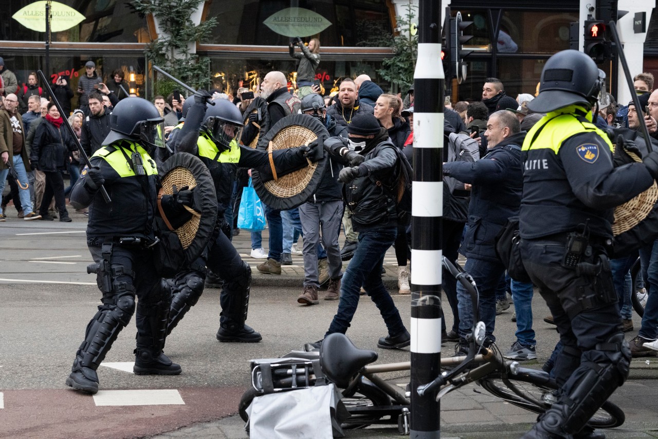 Im Netz gibt es enorme Kritik am Schlagstock-Einsatz der Polizisten in Amsterdam. Jedoch sind nur kurze Clips im Netz aufgetaucht, die nicht den ganzen Kontext des Einsatzes zeigen. 