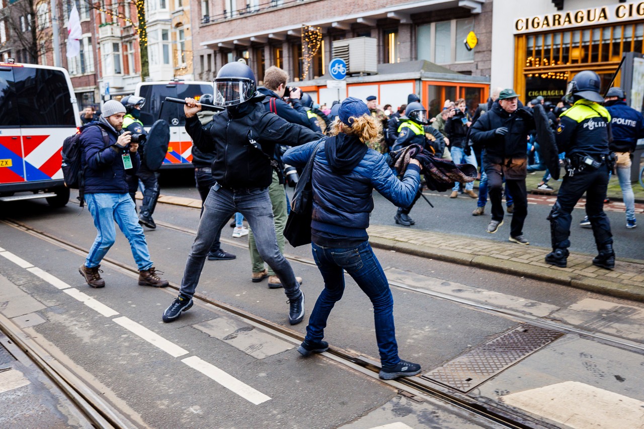 Gewaltsame Auflösung einer Corona-Demo in Amsterdam.