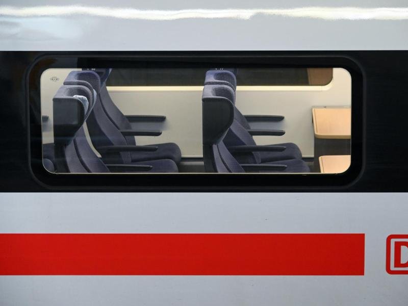 An den Osterfeiertagen blieben viele Plätze in den Zügen unbesetzt. Michael Peterson, Fernverkehrschef der Deutschen Bahn, rechnet aber damit, dass spätestens ab Pfingsten der Reiseverkehr wieder deutlich zunimmt.