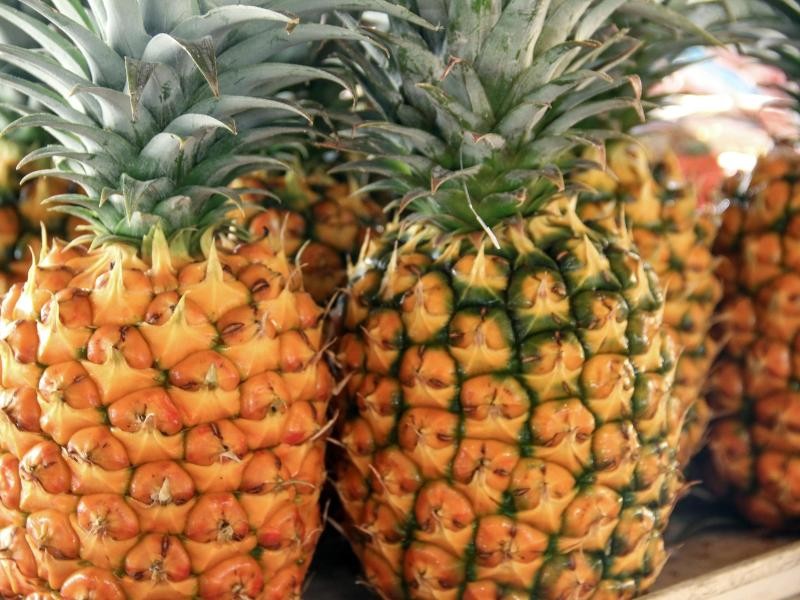 Auf dem Farmers Market in Hilo auf Big Island gibt es auch frische Ananas zu kaufen - und jede Menge andere Früchte.
