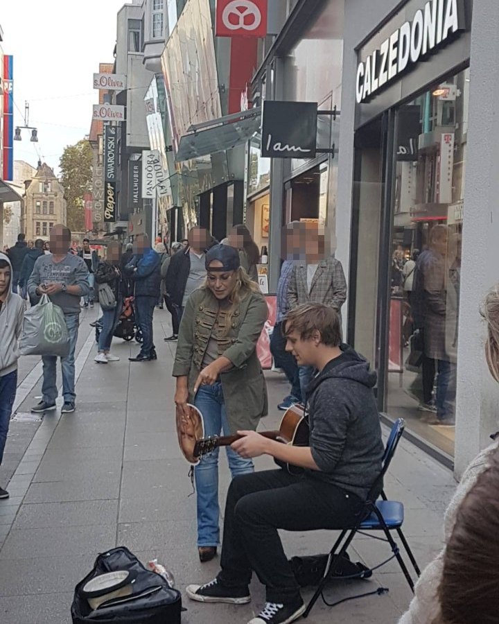 Anastacia-Straßenmusiker.jpg