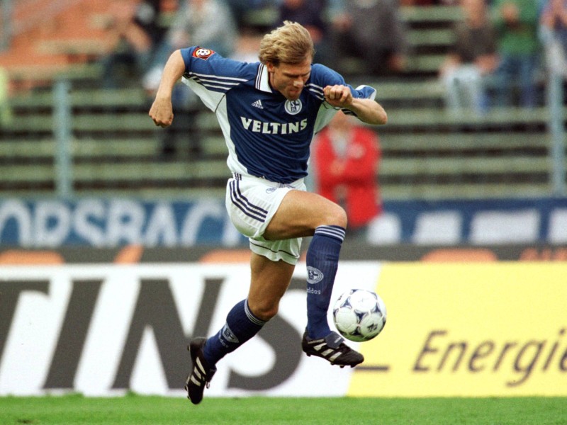 1988/89 zog es ihn von Dortmund nach Gelsenkirchen. Bei den Knappen verlebte er elf wechselvolle Jahre. Über die zweite Liga schaffte er es mit den Königsblauen bis 1997 ins Finale des UEFA-Pokals. Insgesamt lief er 216 Mal für die „Knappen“ auf. 