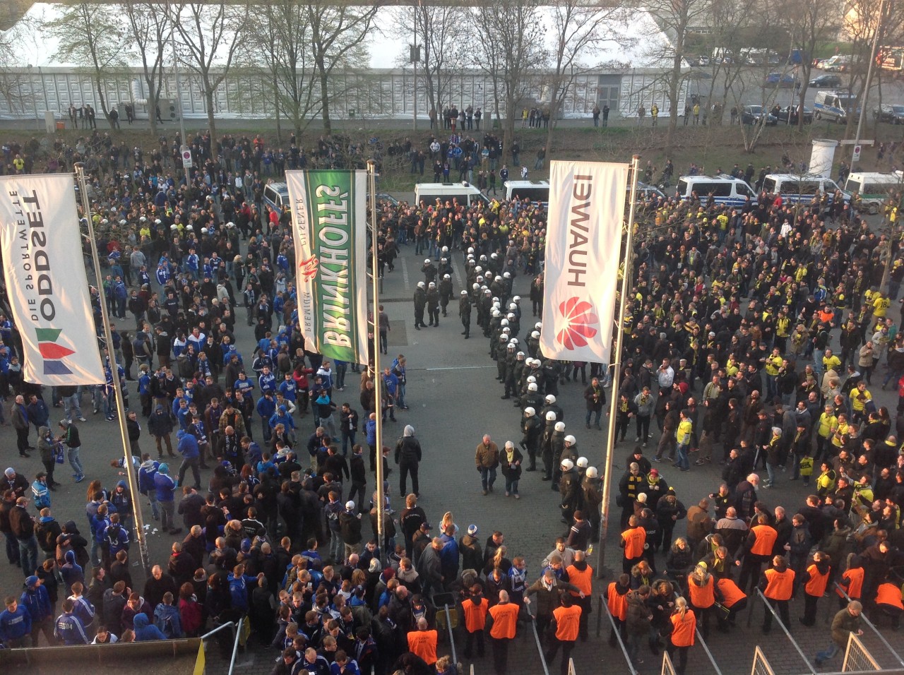 Schalker und Dortmunder treffen vor der Nordtribüne des Signal Iduna Parks aufeinander.