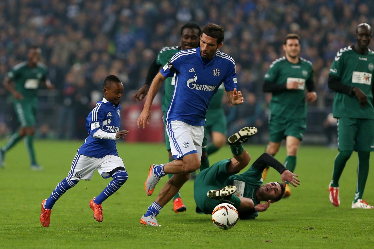 Jadon Asamoah im Trikot des FC Schalke 04 beim Abschiedsspiel seines Vaters.