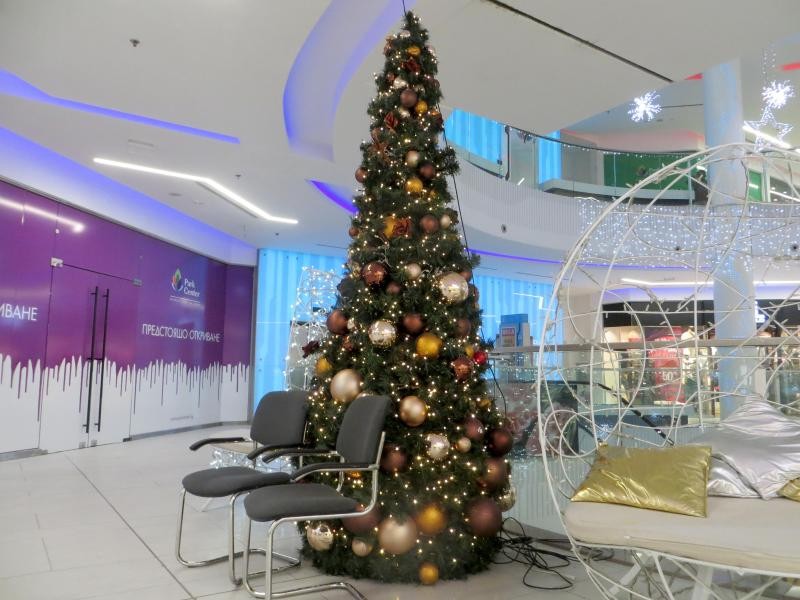 Auch in Bulgarien werden die Weihnachtsbäume prachtvoll geschmückt. Dieser steht in einem Einkaufszentrum - die Sitzgelegenheit davor soll zu einem Foto einladen.