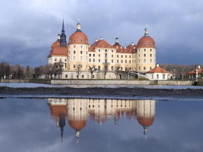 Auf dem barocken Schloss Moritzburg im Landkreis Meißen wurde "Drei Haselnüsse für Aschenbrödel" gefilmt.