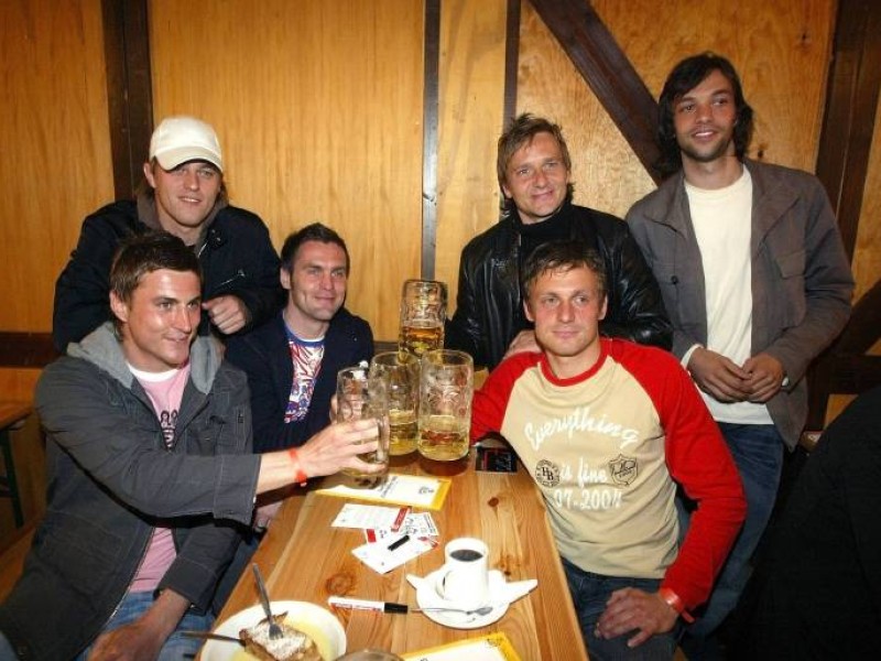Muss auch mal sein: Ein Bierchen auf der Cannstatter Wasen mit den Kollegen Heiko Butscher, Timo Hildebrand, Silvio Meißner, Heiko Gerber und Steffen Dangelmayr.